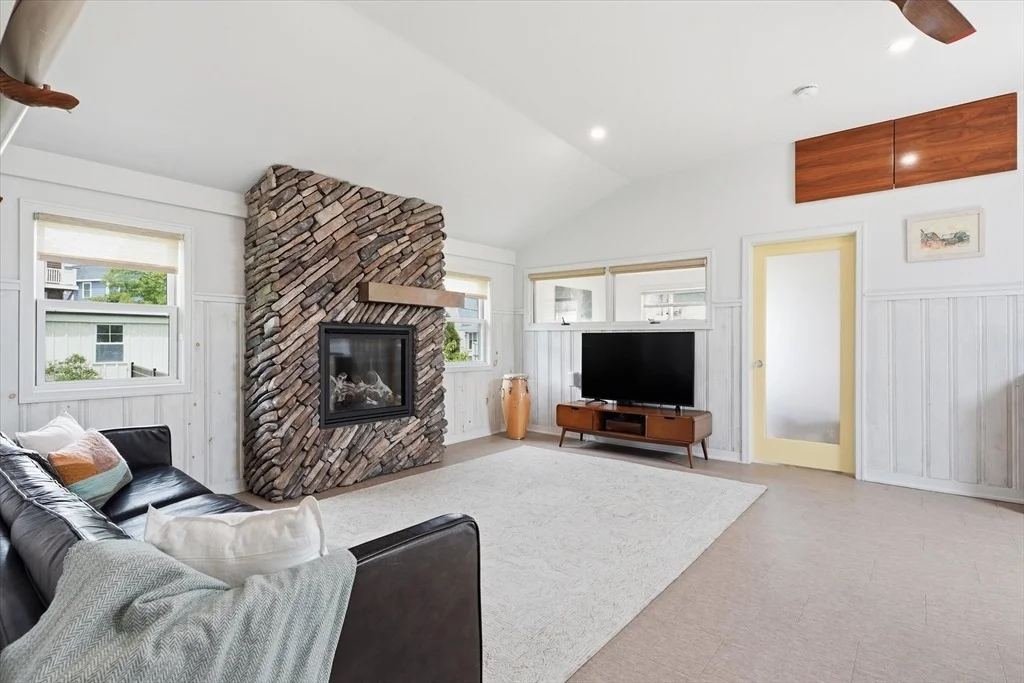 Photo of 349 N End Blvd