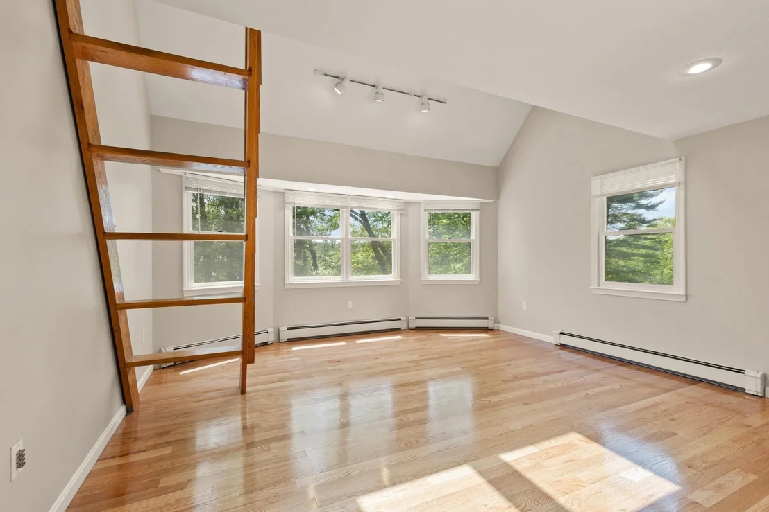 Photo of 10 Fairway Dr
