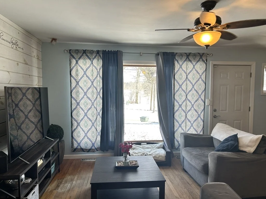 Photo of 552 Dwight Rd