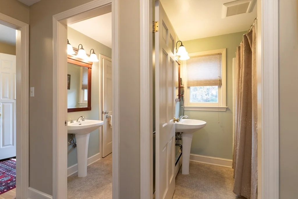 Photo of 1 Leslie Ln