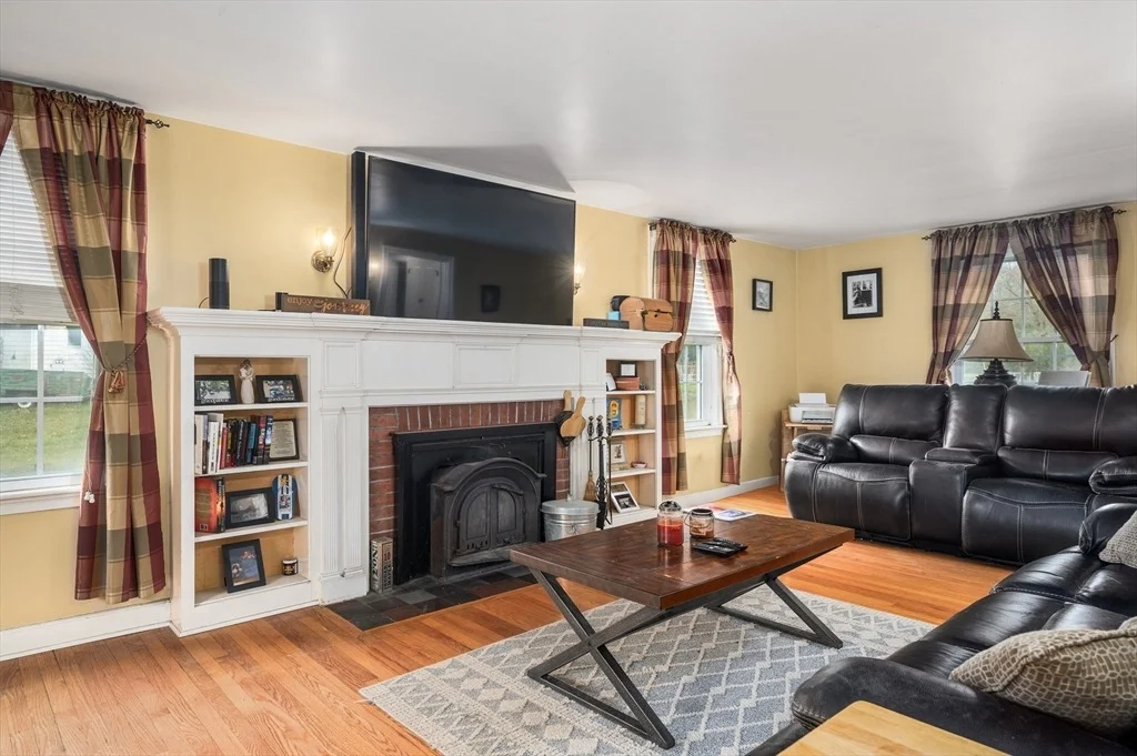 Photo of 1261 Putnam Pike