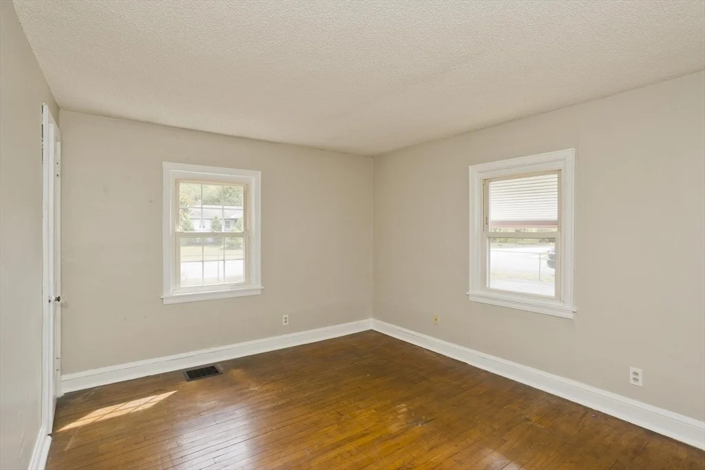 Photo of 351 Apremont Hsy