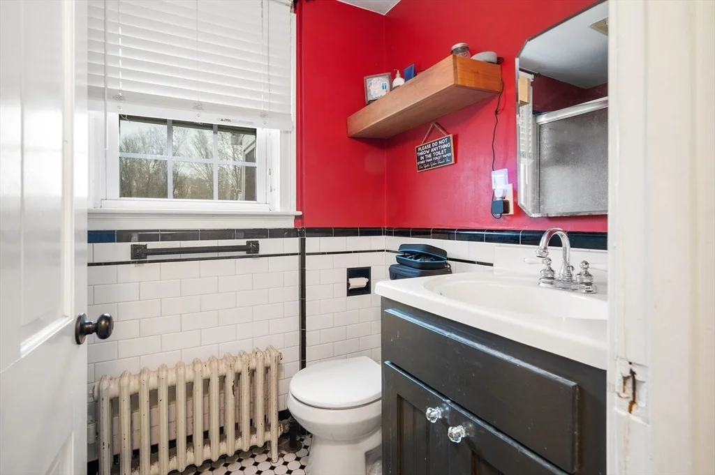 Photo of 1261 Putnam Pike