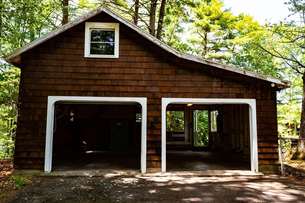Photo of 320 Fort Pond Rd