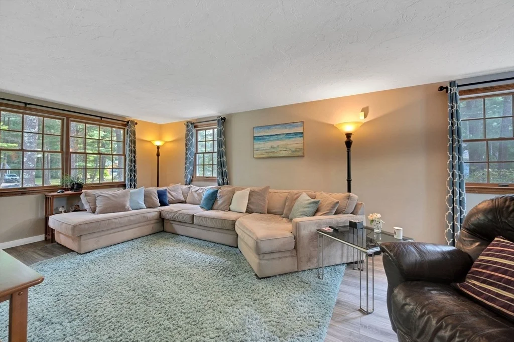 Photo of 86 Edgewater Dr