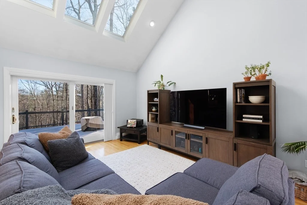 Photo of 25 Woodside Cir