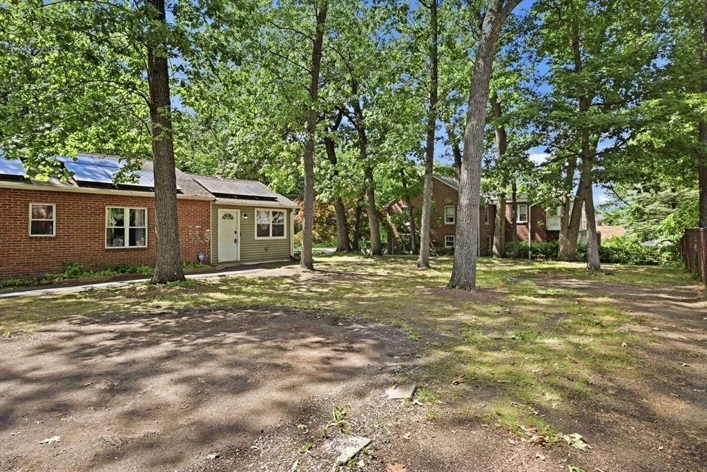 Photo of 881 Roosevelt Ave