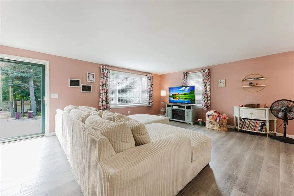 Photo of 649 Middle Rd