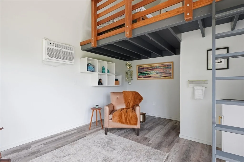 Photo of 349 N End Blvd