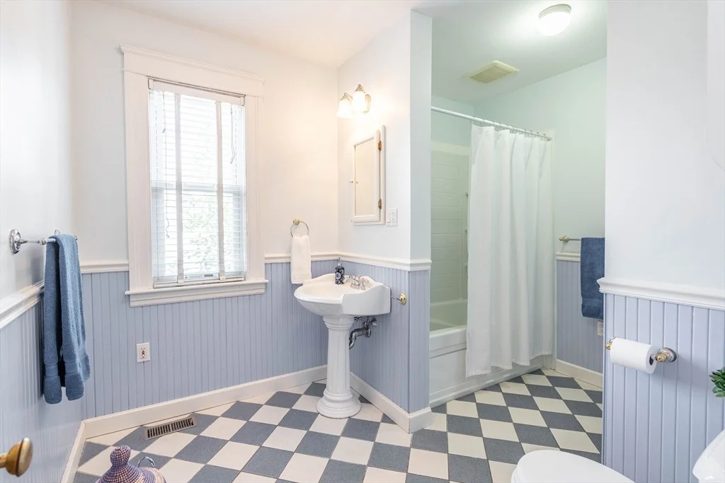 Photo of 204 Massasoit Rd