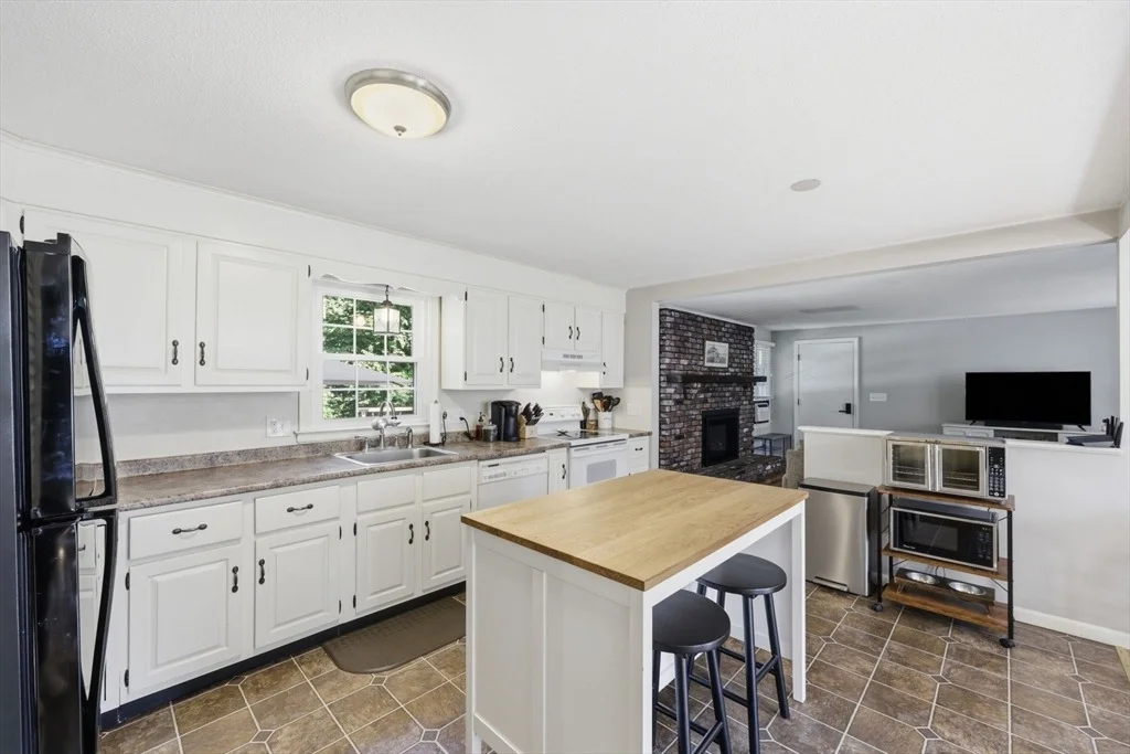 Photo of 175 Pontoosic Rd