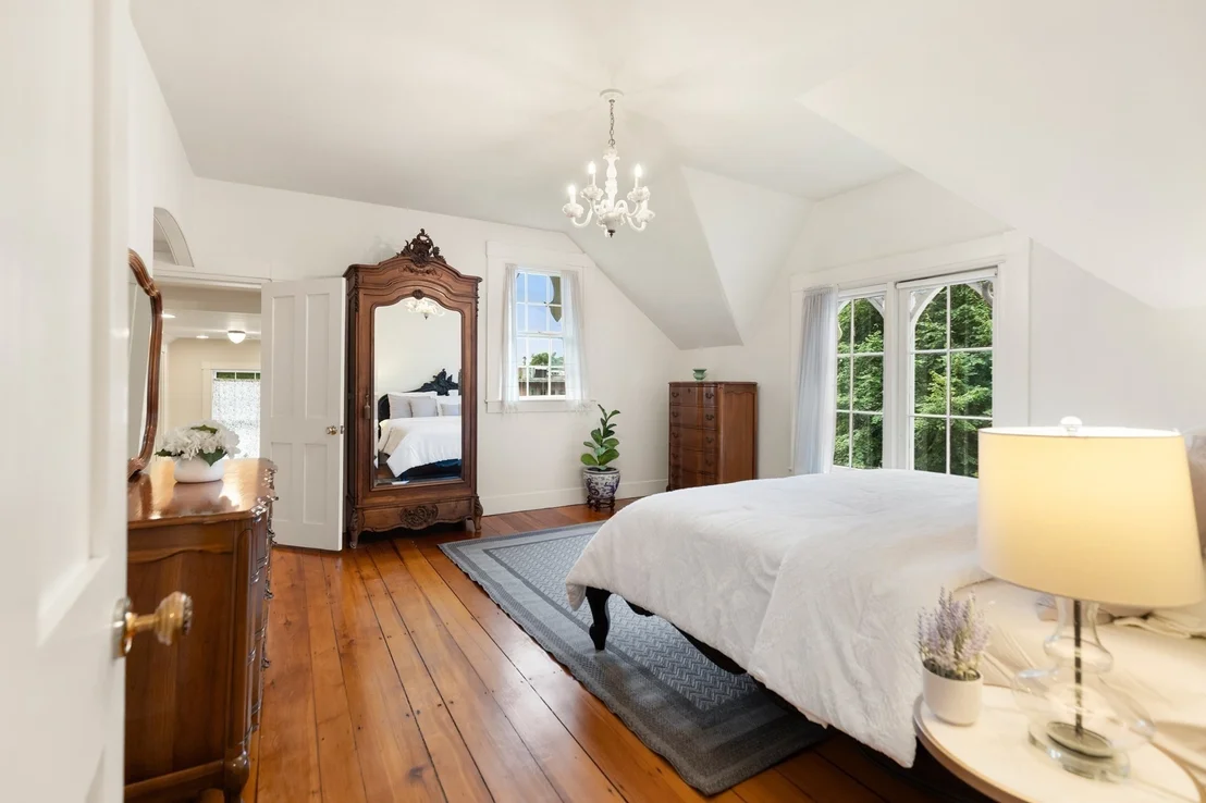 Photo of 82 Old River Place