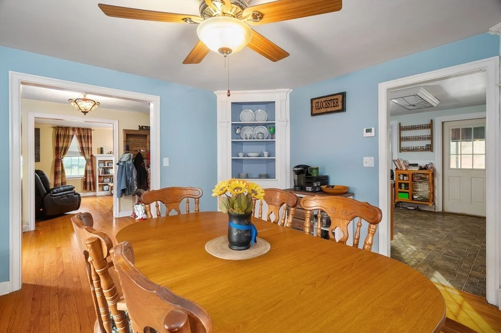 Photo of 1261 Putnam Pike