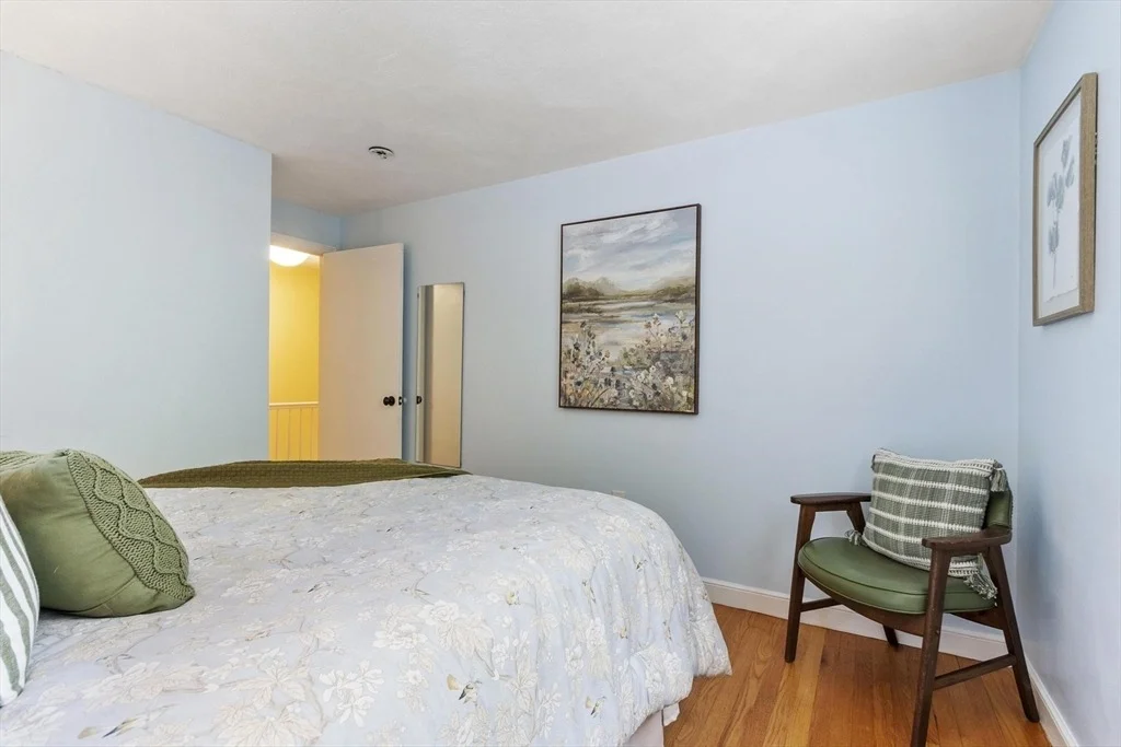 Photo of 215 Middle Rd