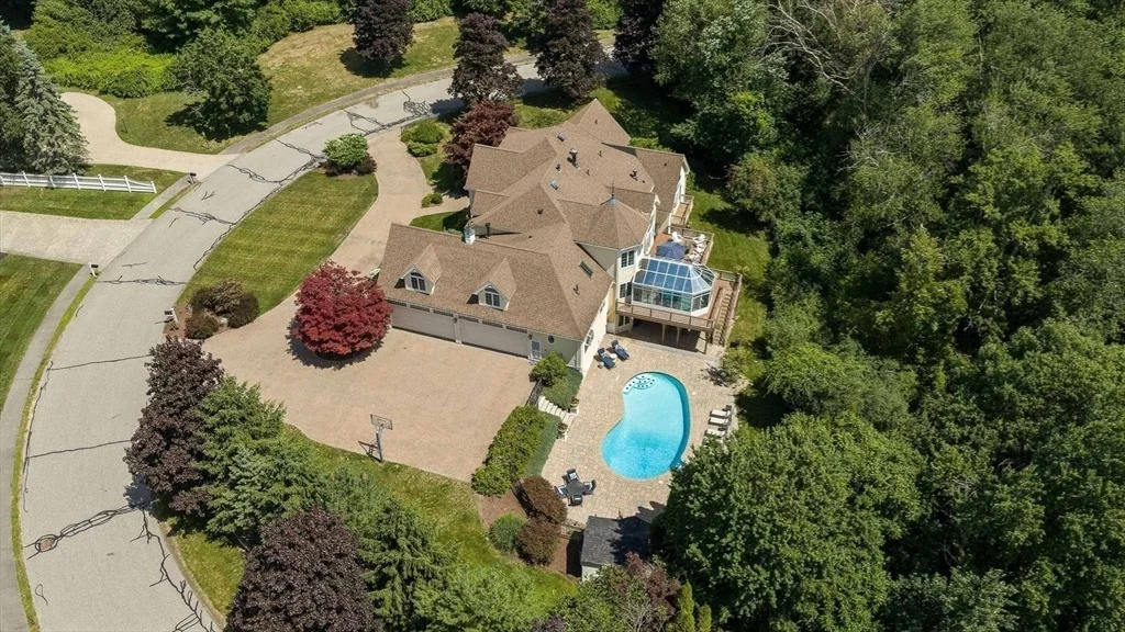 Photo of 8 Buttonwood Dr