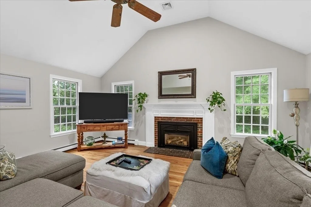 Photo of 14 Windward Ln