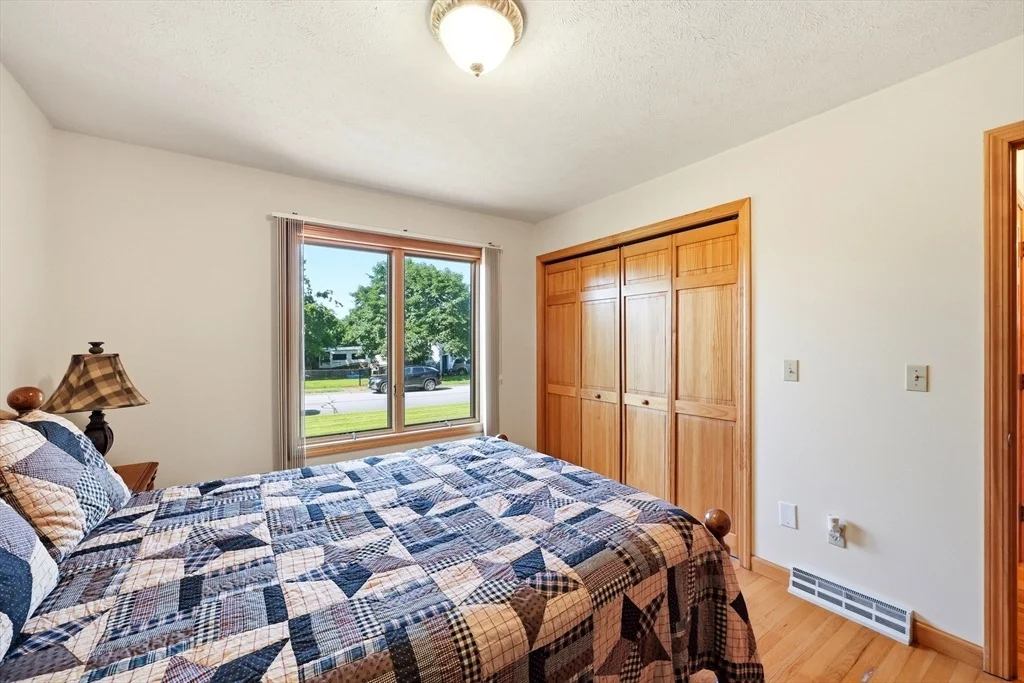 Photo of 142 Oak Knoll Cir
