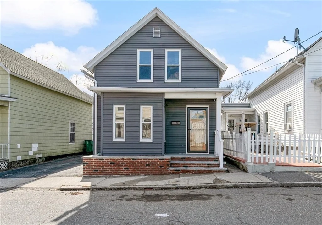Photo of 725 School St