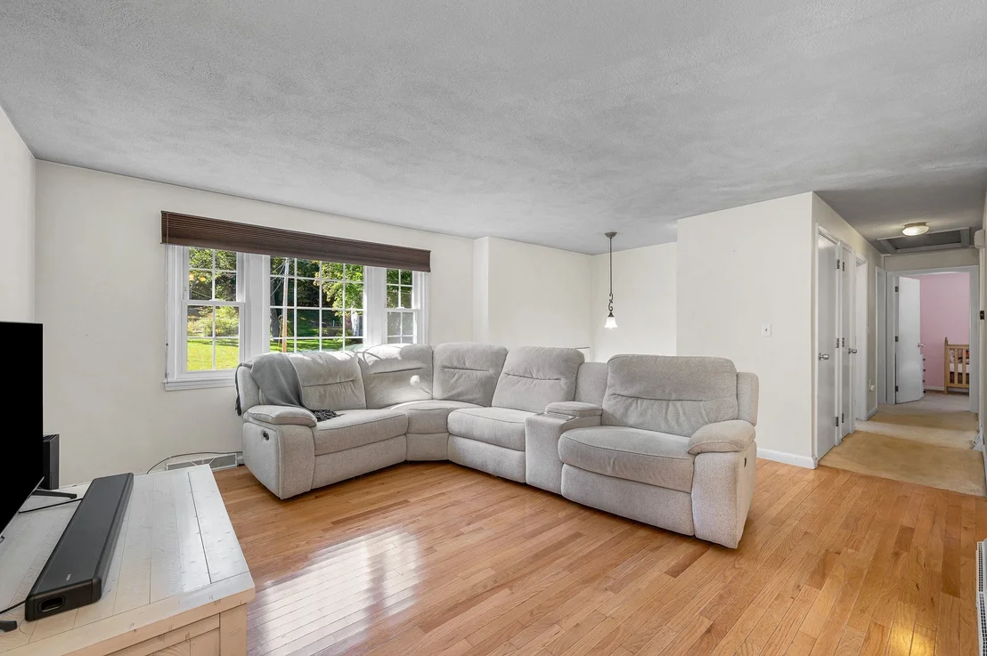 Photo of 7 Hickory Dr