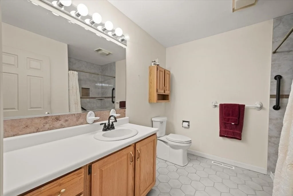 Photo of 212 Scadding St