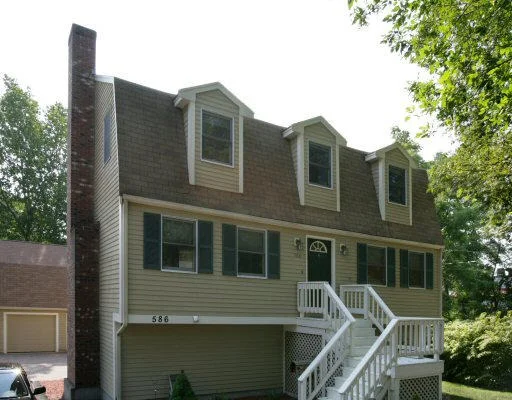 Photo of 586 Washington Street