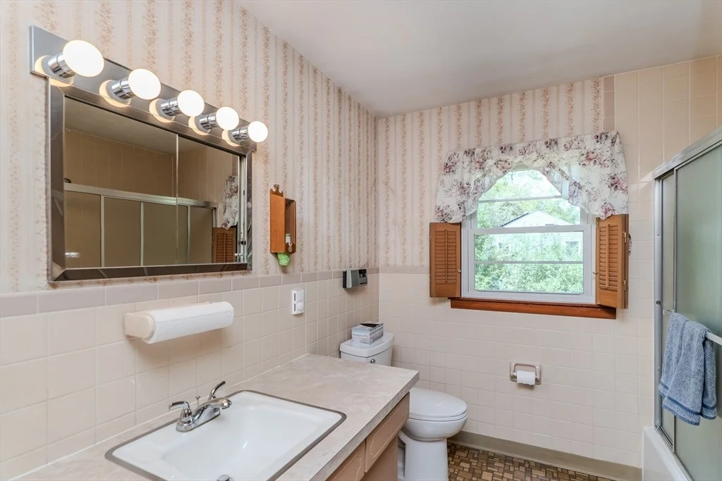 Photo of 8 Meadowbrook Dr