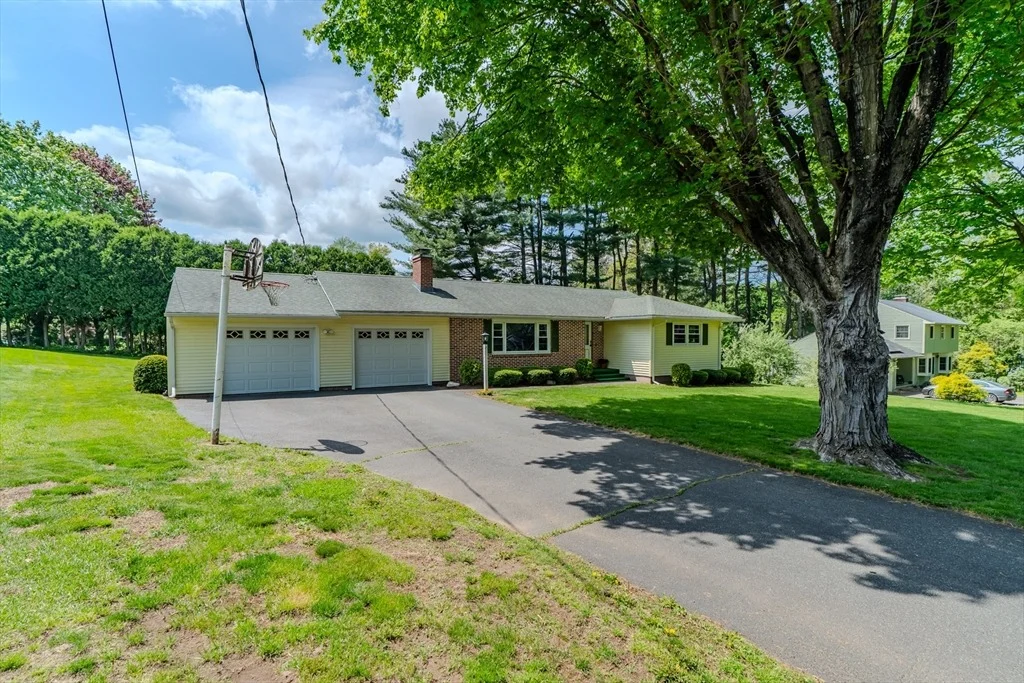 Photo of 8 Meadowbrook Dr