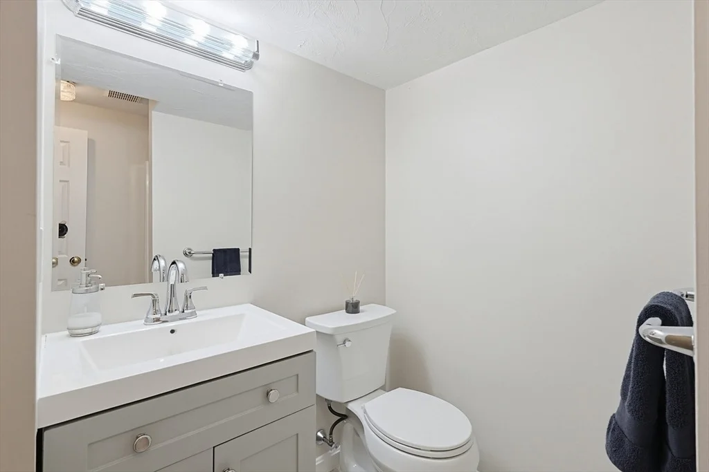 Photo of 8 Weyman Ln