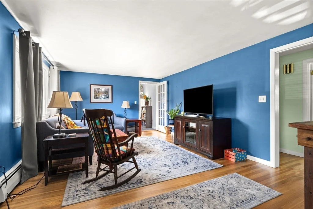 Photo of 905 Riverside Dr