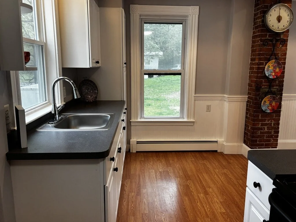 Photo of 1048 Main St