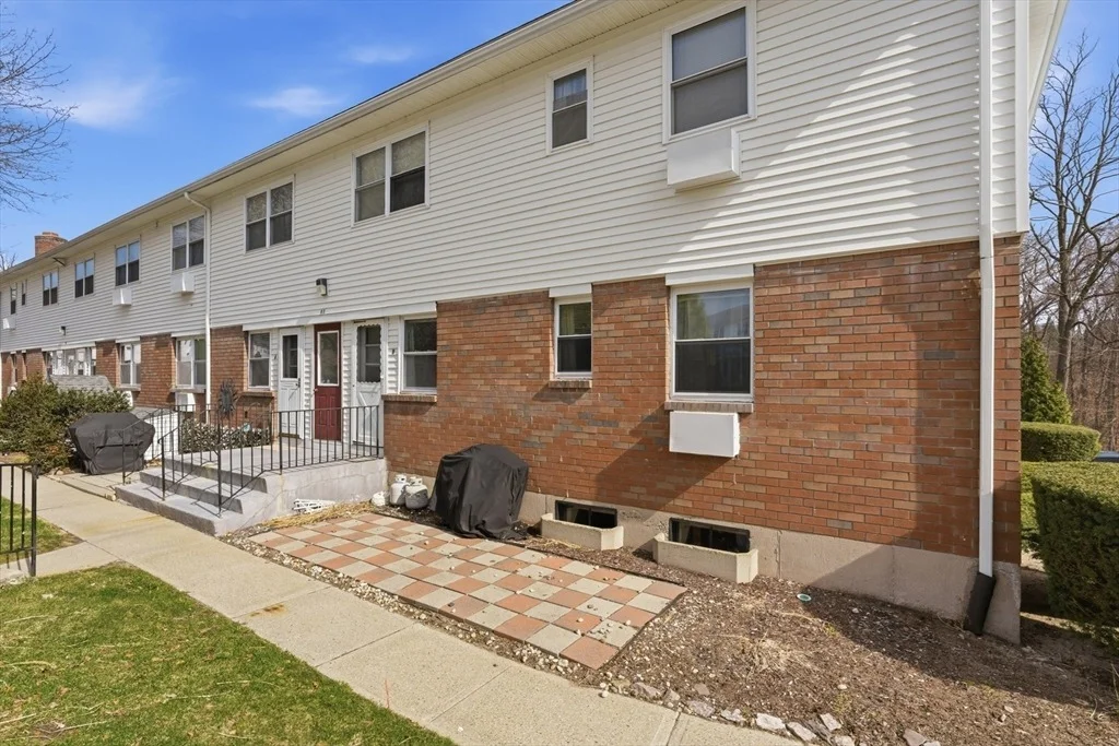 Photo of Unit B at 80 Colonial Cir