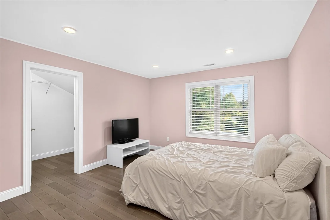 Photo of 537 Southwick Rd