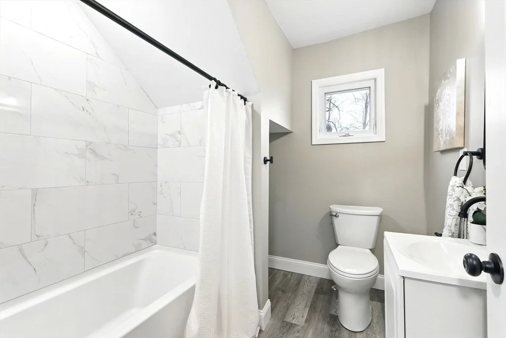 Photo of 2 1/2 James St