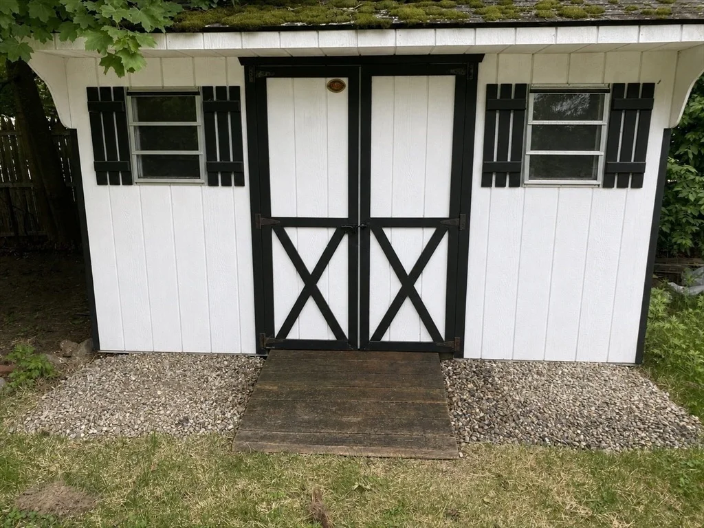 Photo of 915 Bradley Road