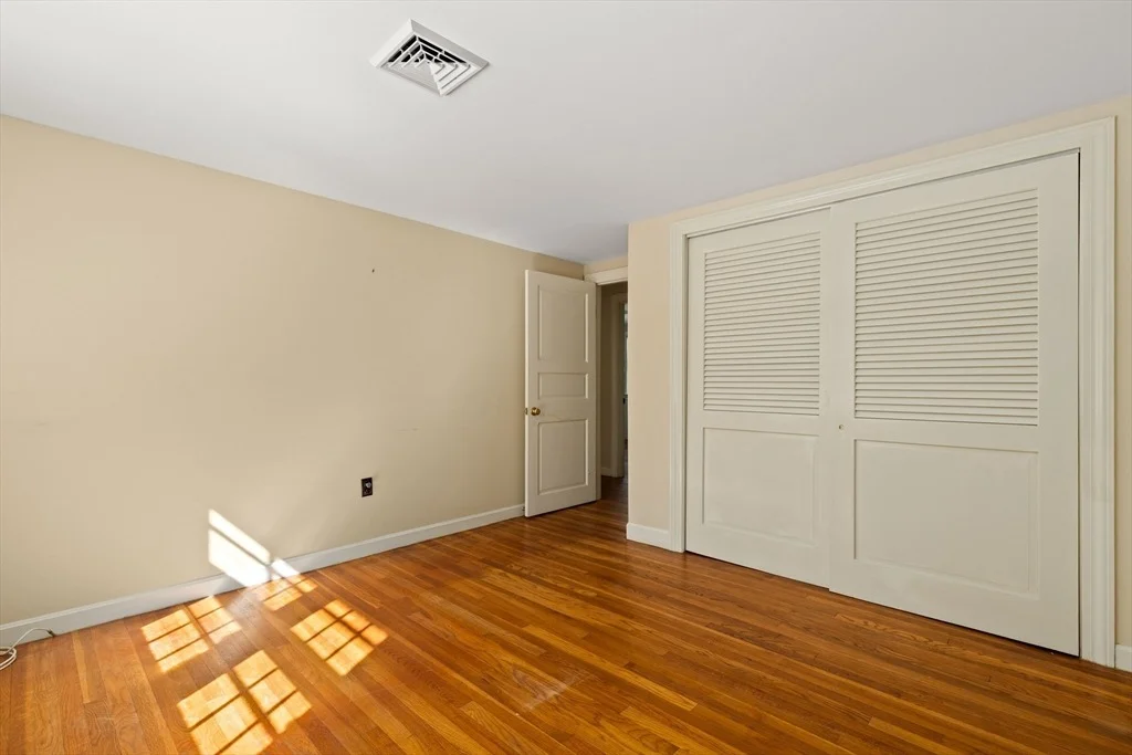 Photo of 290 Main St
