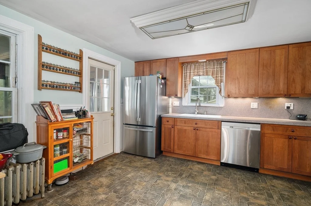 Photo of 1261 Putnam Pike