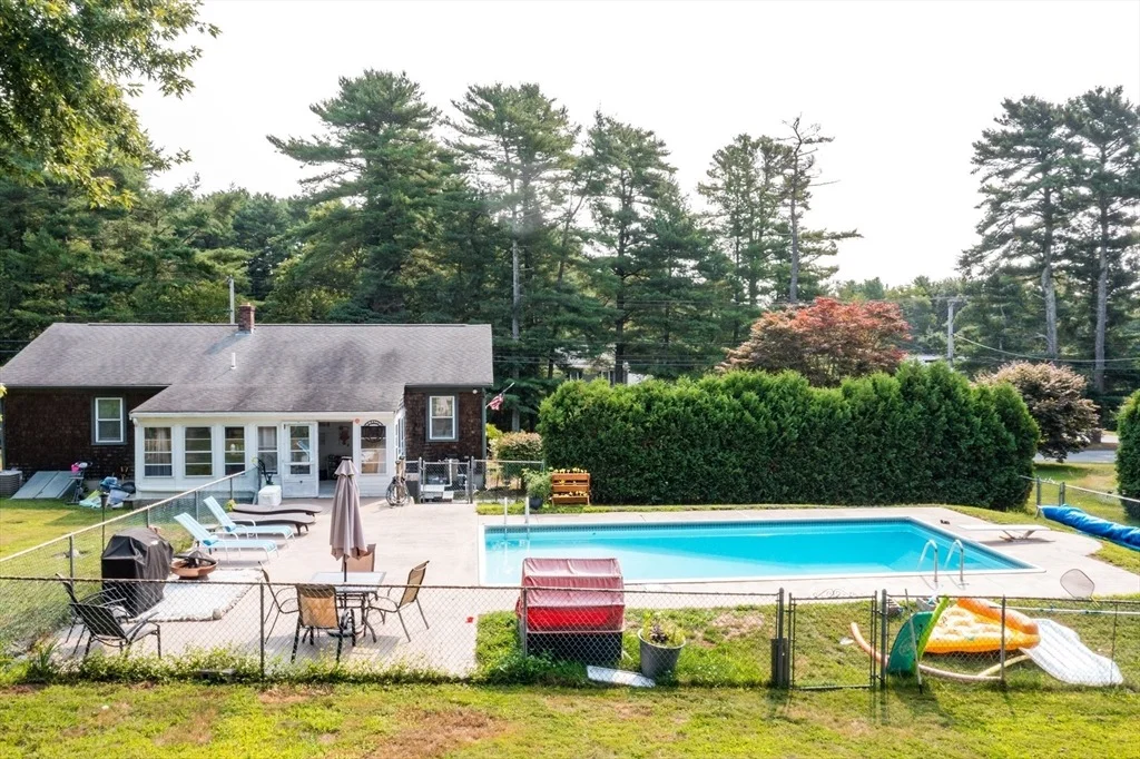 Photo of 649 Middle Rd