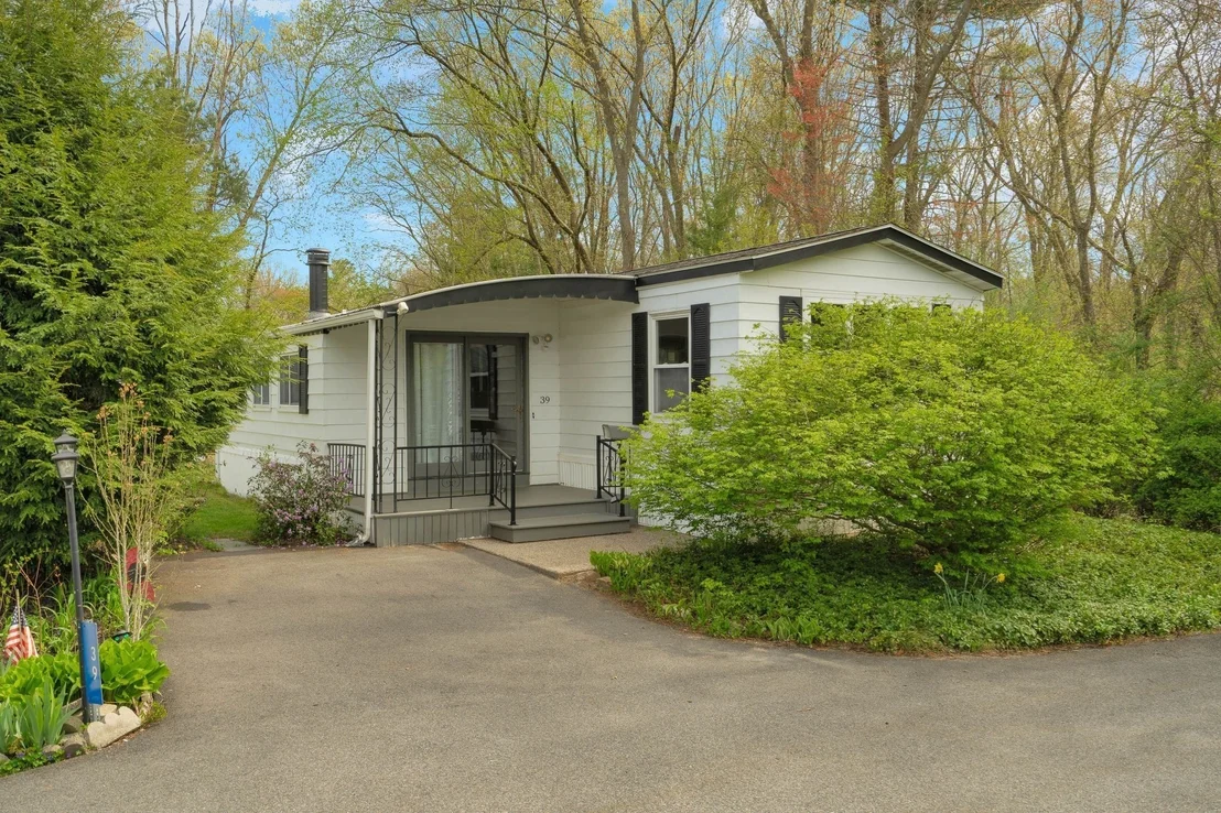 Photo of 39 Thayer Dr