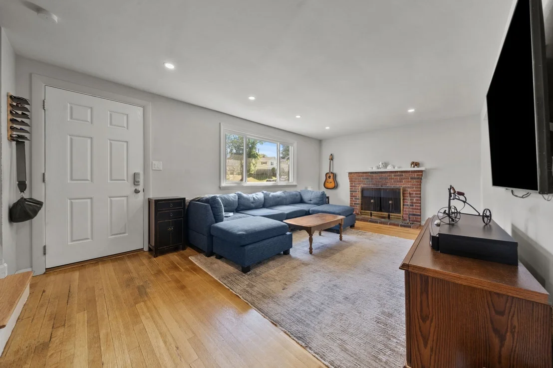 Photo of 18 Thompson Ln