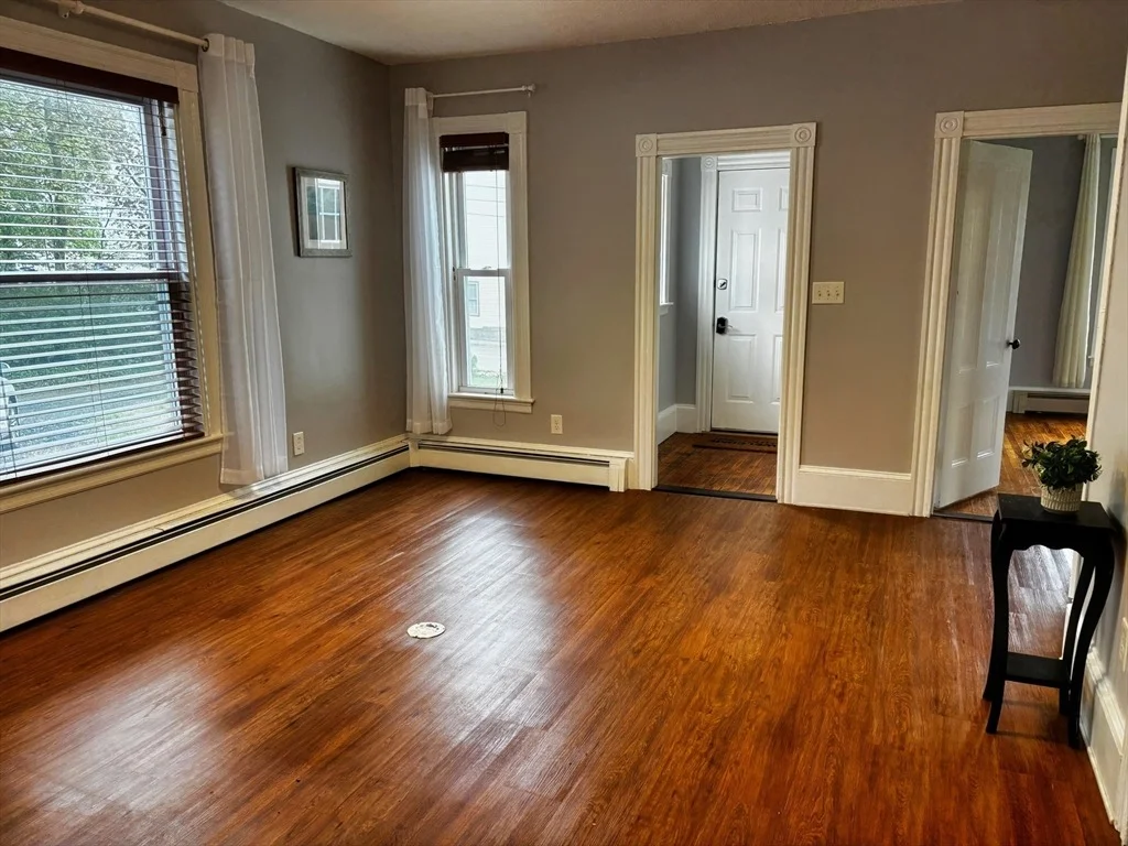 Photo of 1048 Main St