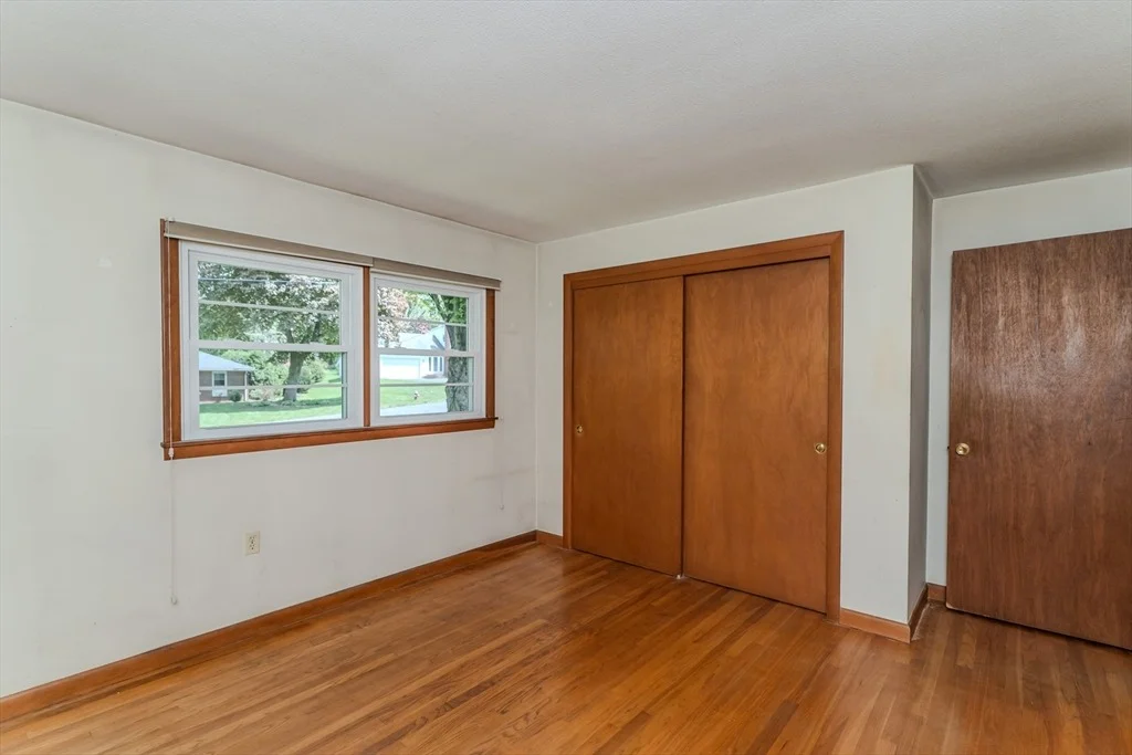 Photo of 8 Meadowbrook Dr