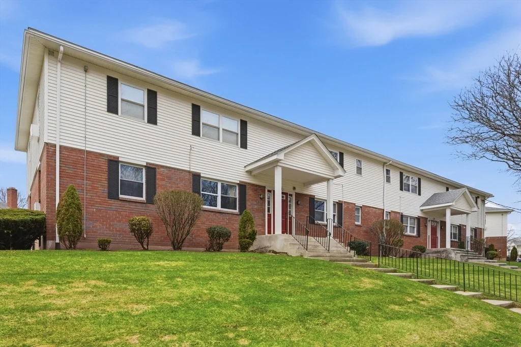 Photo of Unit B at 80 Colonial Cir