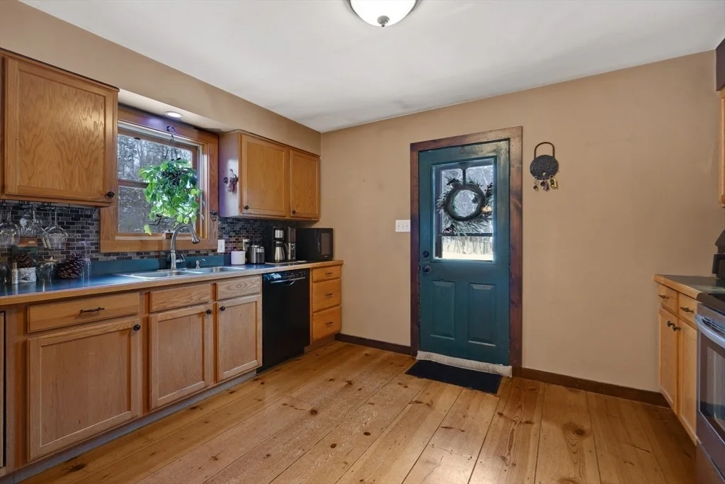 Photo of 593 Woodmere Rd