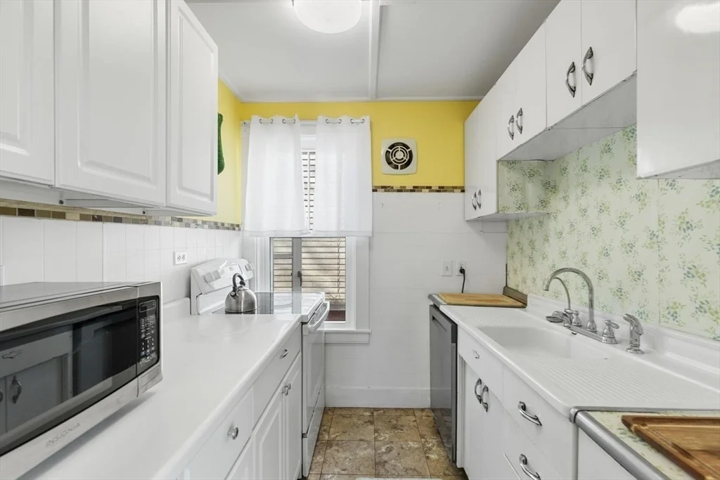 Photo of 8 1/2 Myrtle Square