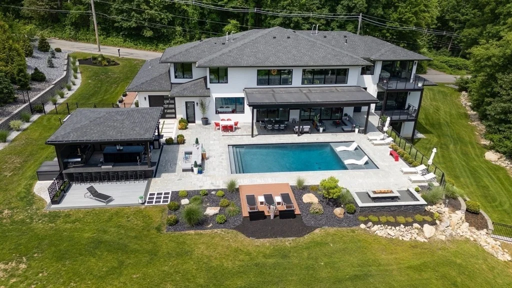 Photo of 556 Middle Road