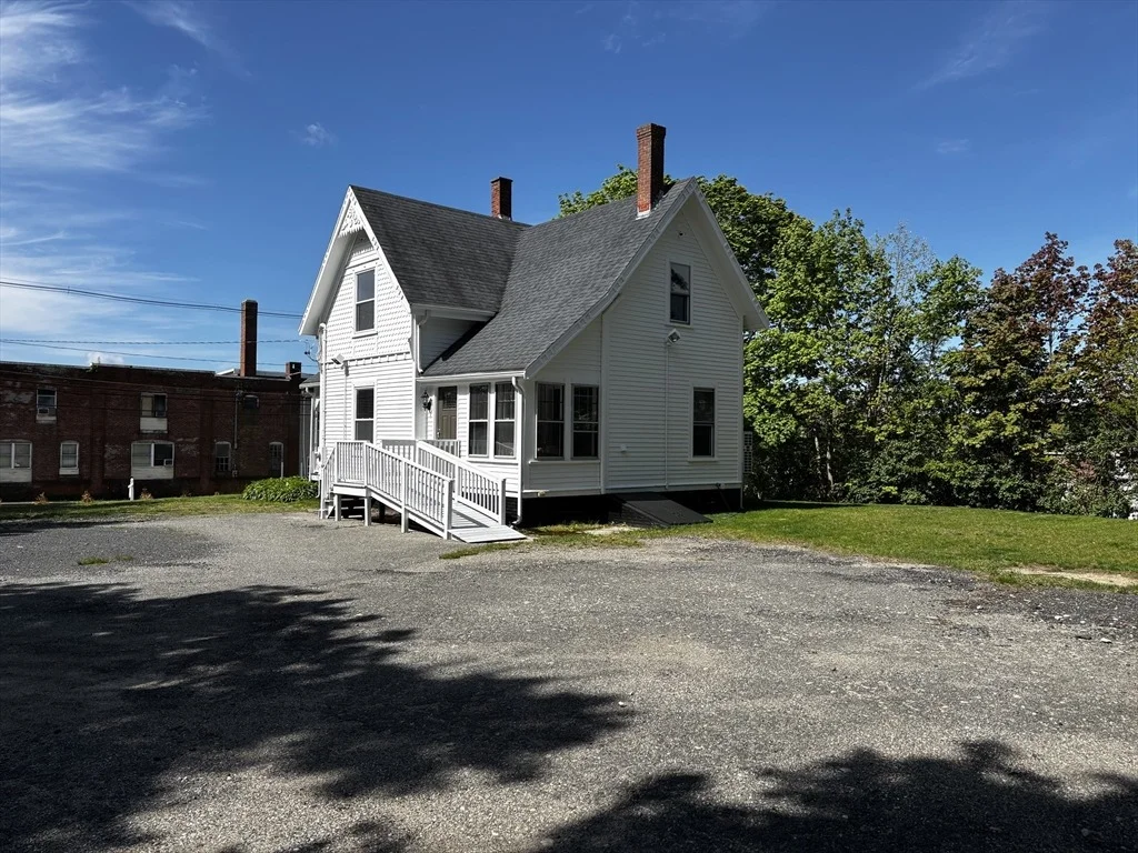 Photo of 1048 Main St