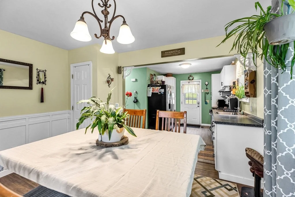 Photo of 302 Middlefield Rd