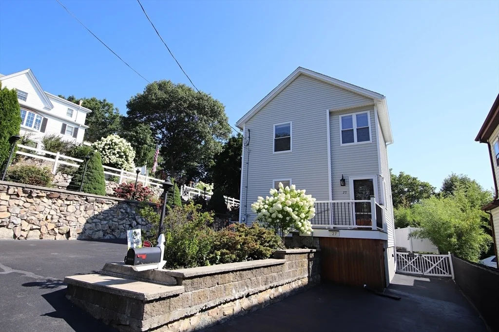 Photo of 27 Overlea Avenue