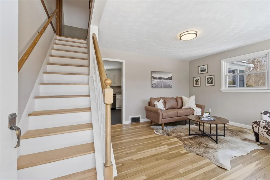 Photo of 6 Meadowbrook Dr