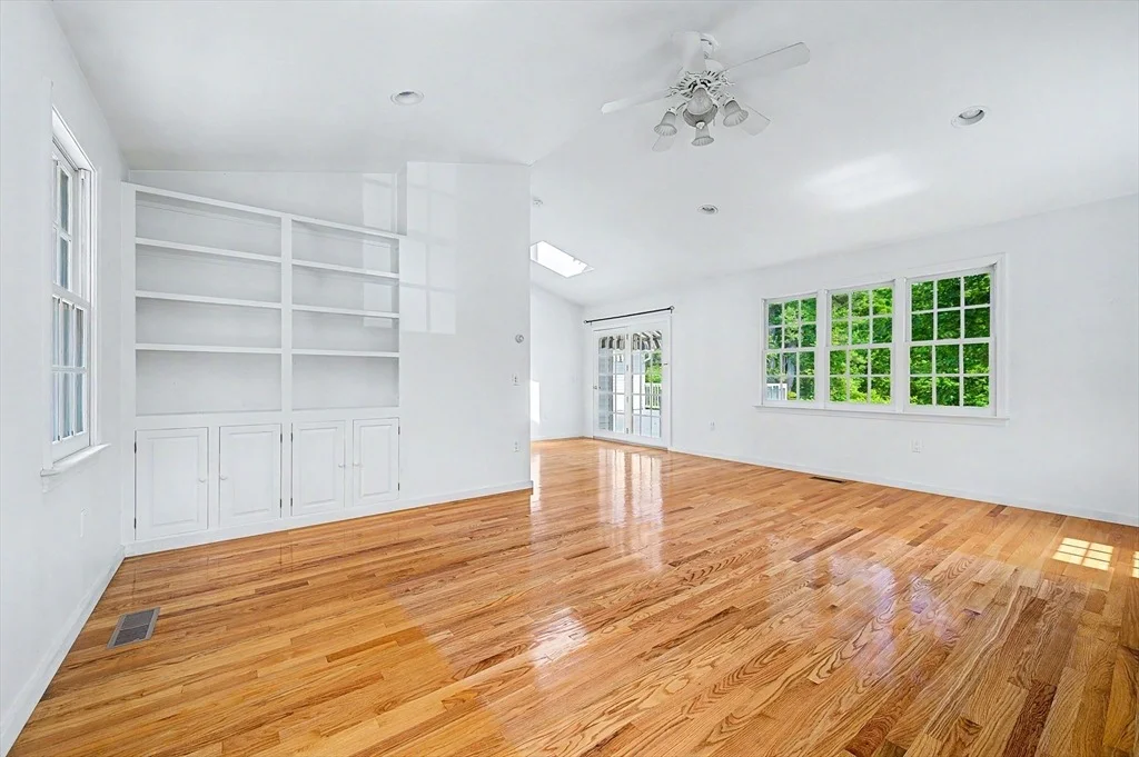 Photo of 355 Boston Rd